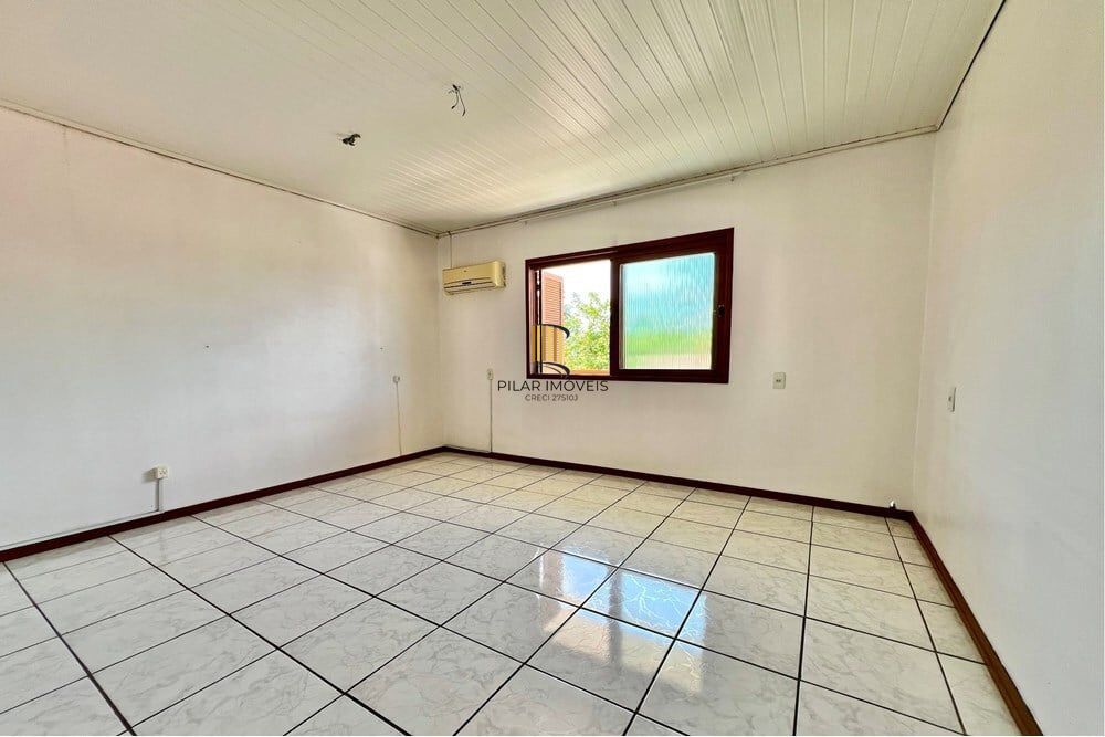 Casa 5 dormitórios no bairro Igara