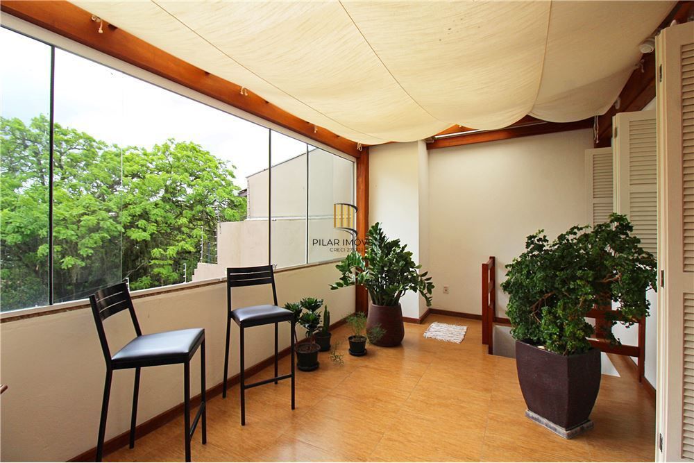 Casa 3 dormitórios no bairro Medianeira