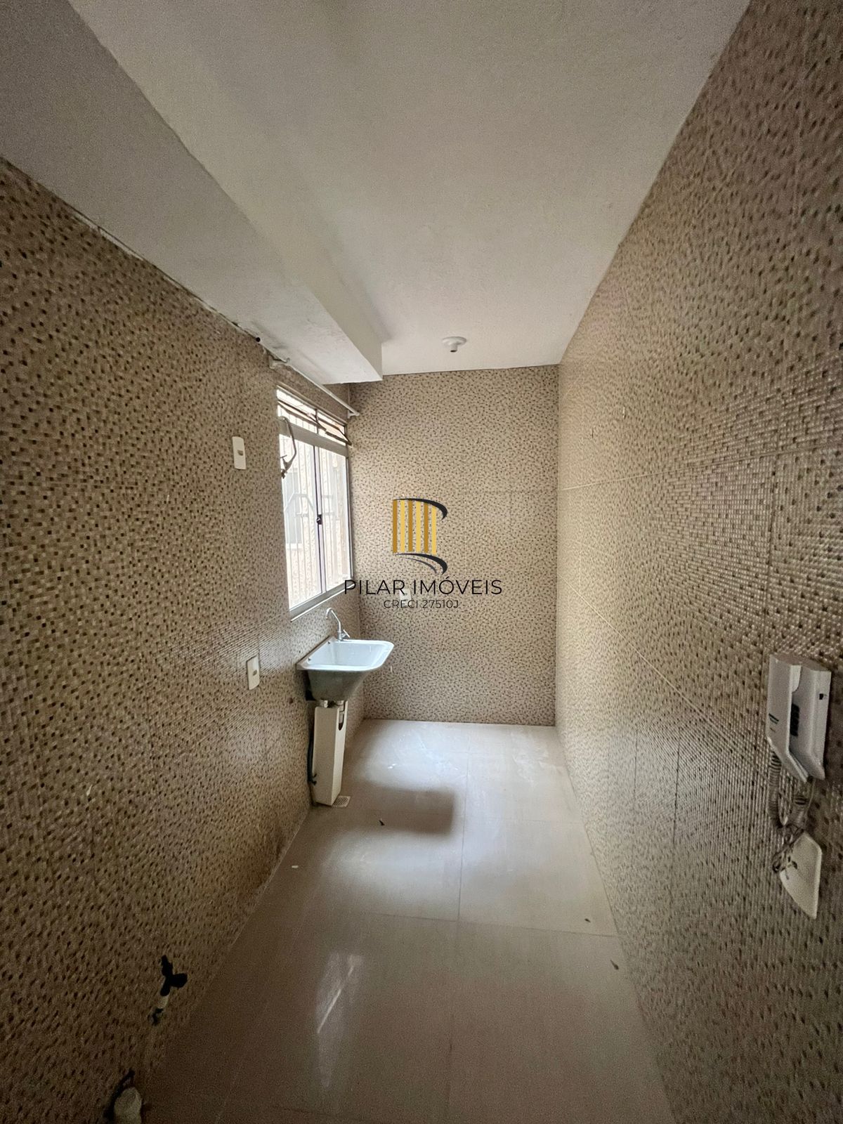 Apto 2 Dormitórios, Térreo, Sala, Cozinha, Banheiro, 01 vaga garagem-rotativa