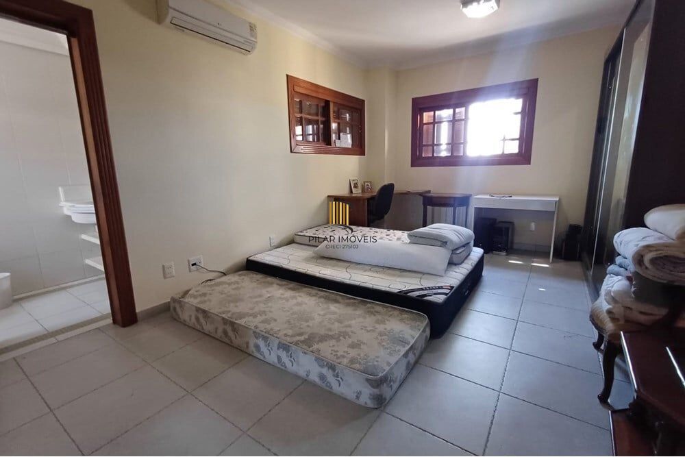 Casa 4 dormitórios no bairro Partenon