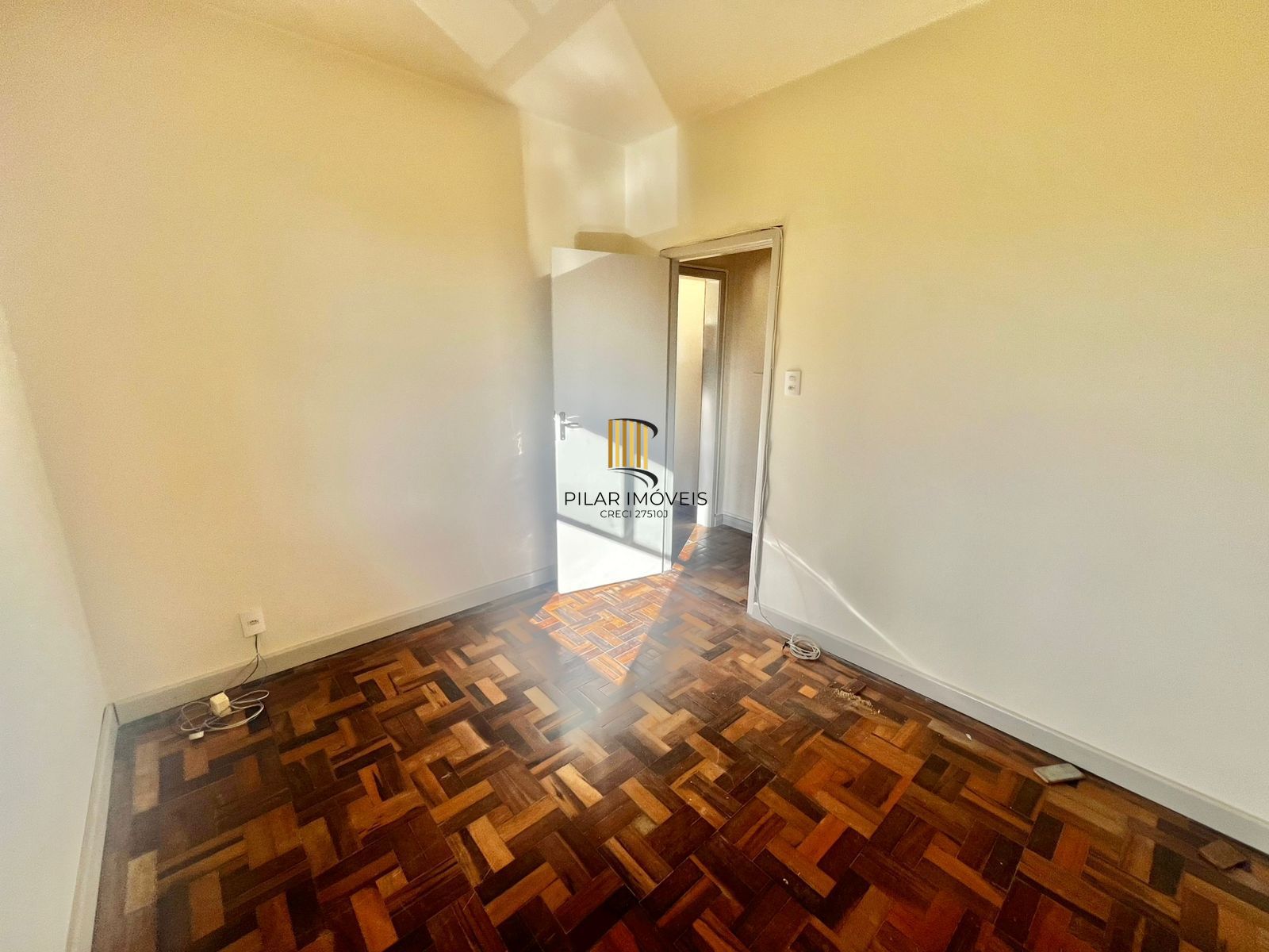 Apto de 02 dorm, sala, banho, cozinha, reformado, desocupado e vaga coberta.