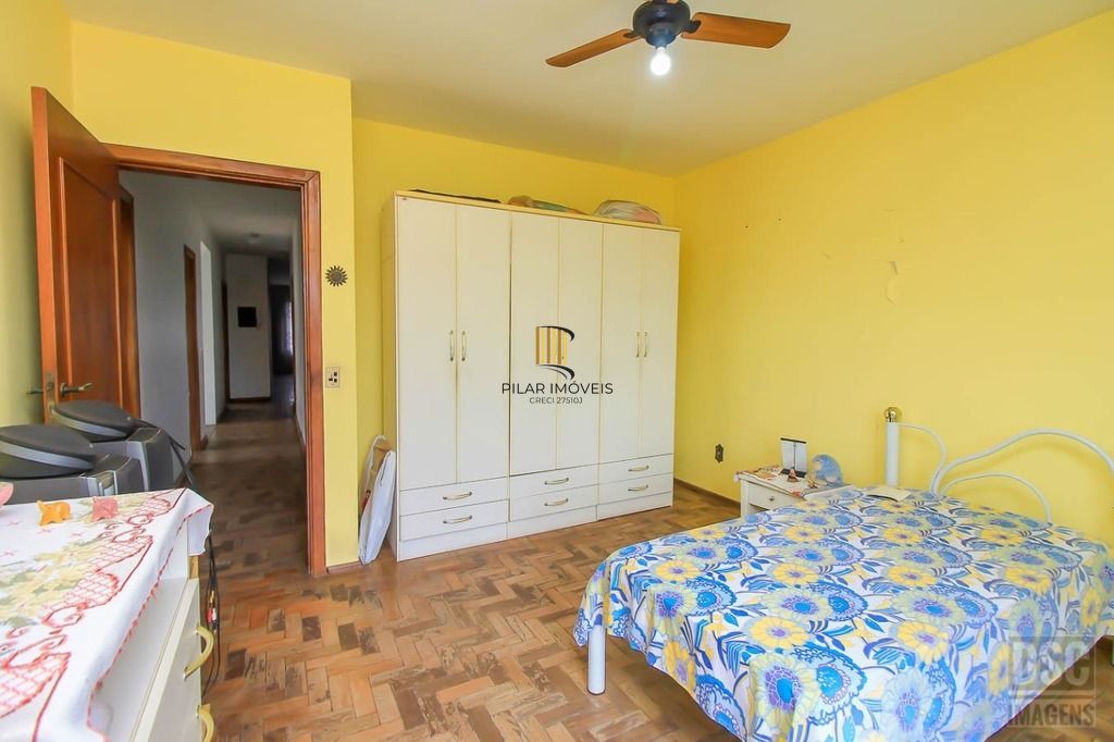 Casa 3 dormitórios no bairro Glória