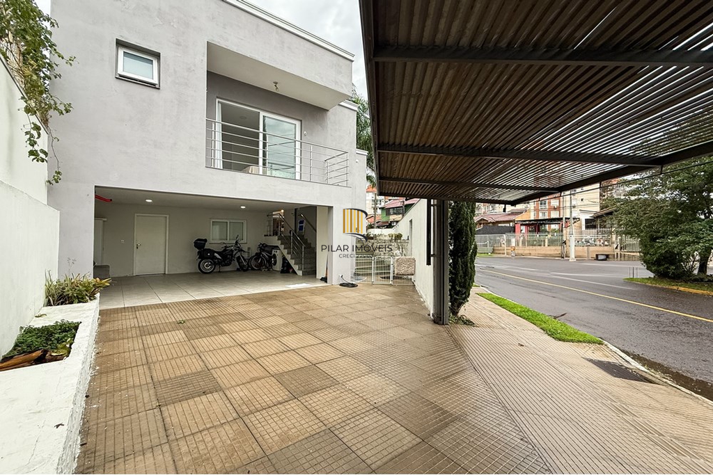 Casa 5 dormitórios no bairro Igara