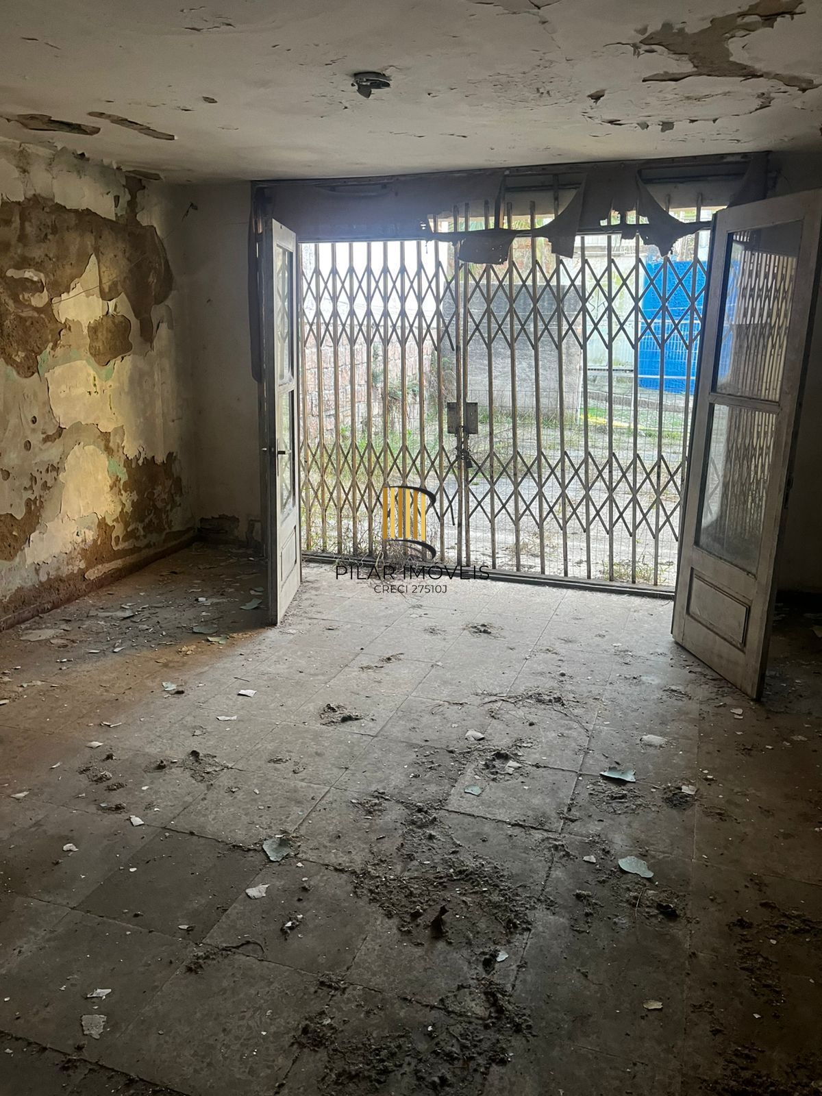 Casa no Passo da Areia, precisa reformas, terreno de 270 m²