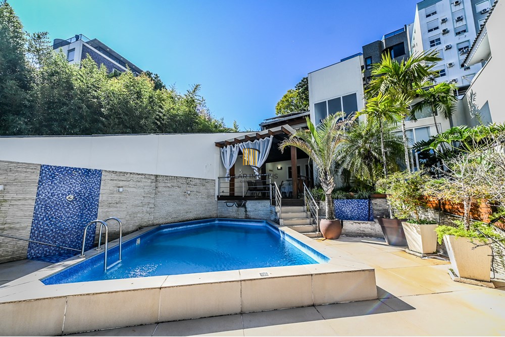 Casa 5 dormitórios no bairro Menino Deus