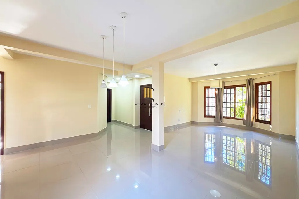 Casa 4 dormitórios no bairro Guarujá