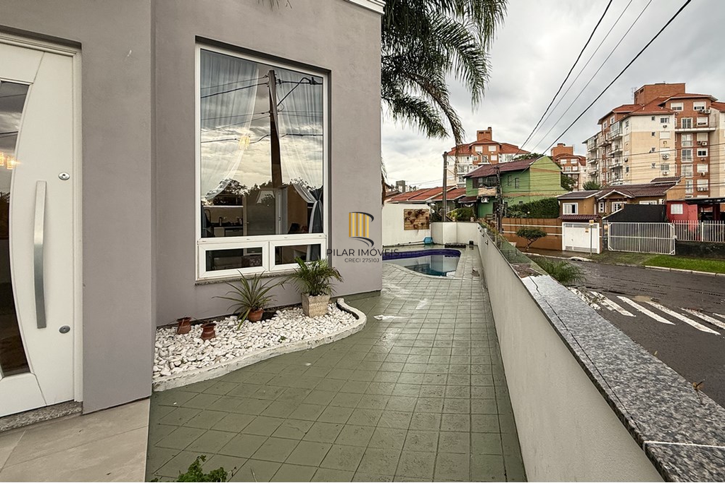 Casa 5 dormitórios no bairro Igara