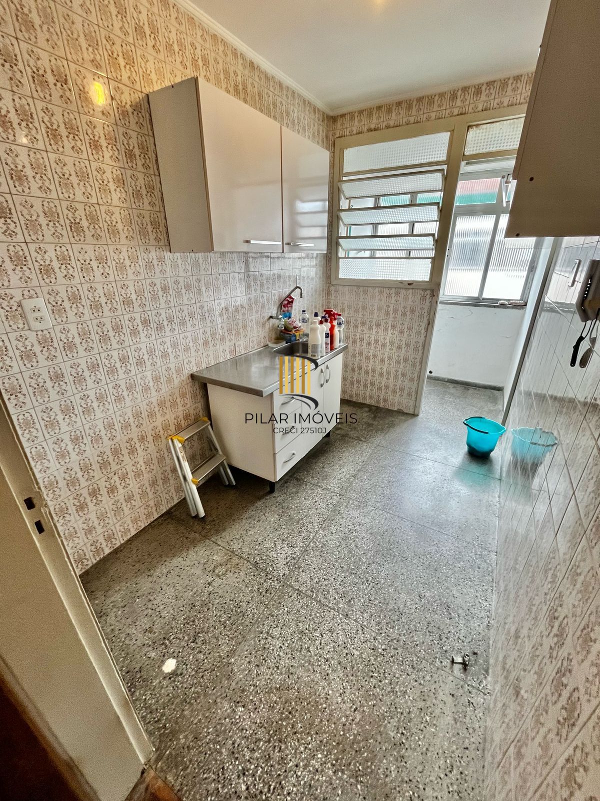 Apto de 01 dorm no Passo da Areia, sala, cozinha, banheiro e área.