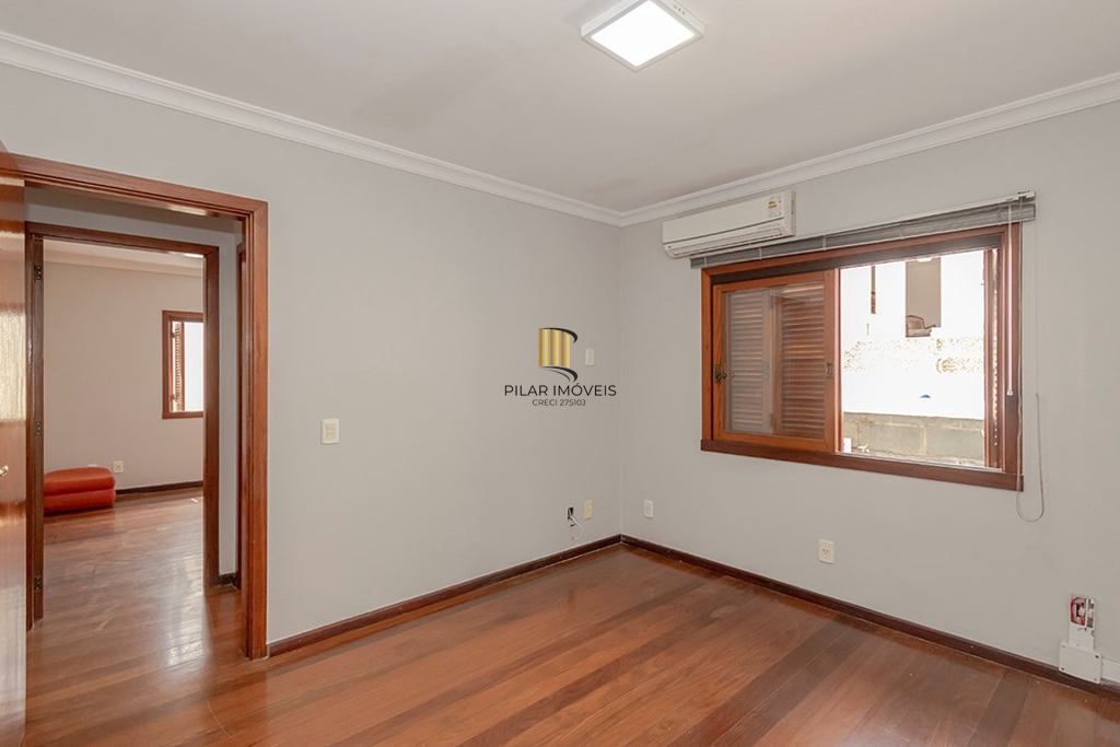 Casa 6 dormitórios no bairro Vila Jardim