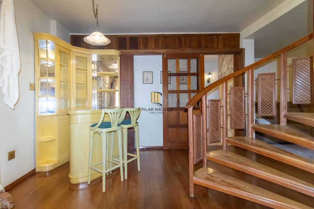 Casa 5 dormitórios no bairro Partenon