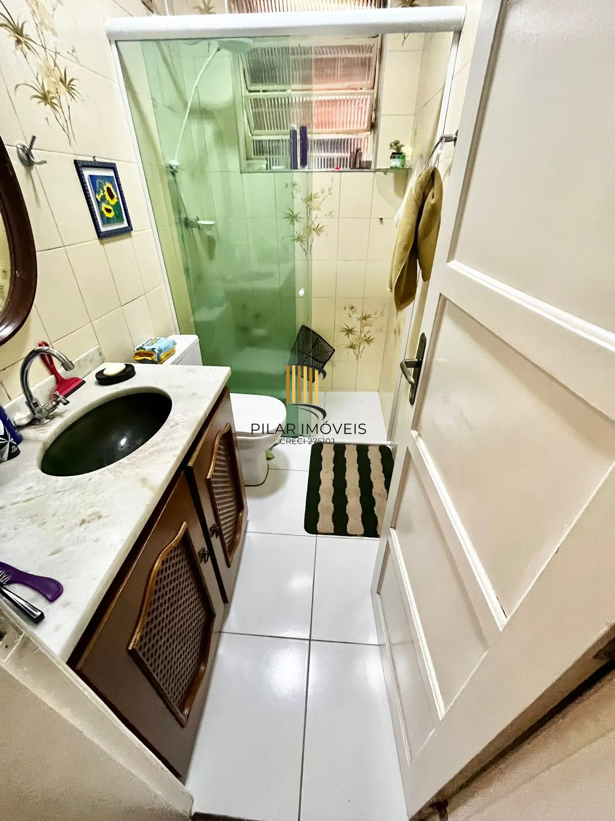 Apto térreo de 03 dorm, sala, banho, cozinha, reformado, com vaga de garagem.