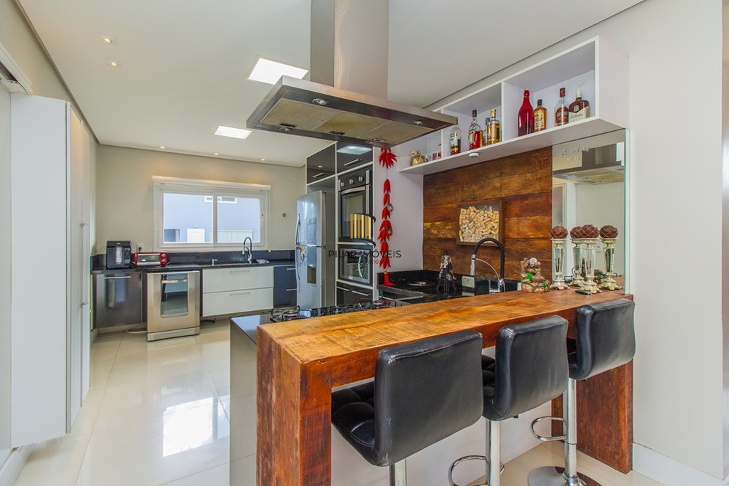 Casa 4 dormitórios no bairro Igara