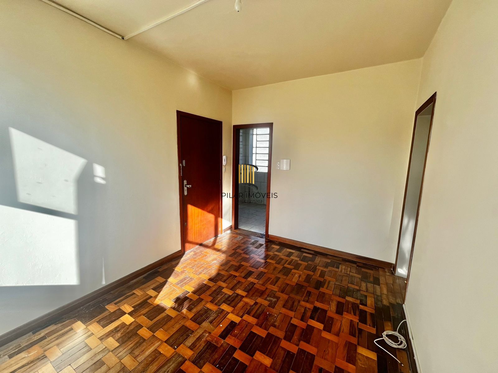 Apto de 02 dorm, sala, banho, cozinha, reformado, desocupado e vaga coberta.