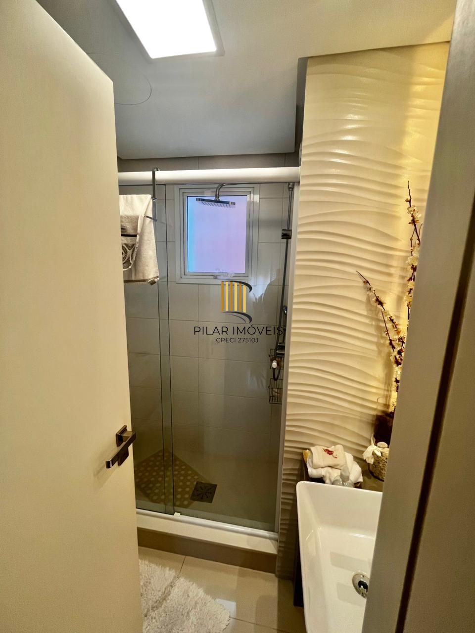 Apto de 03 dorm, sendo 01 suíte, 02 vagas, 103 m2, na João Obino, semi mobiliado