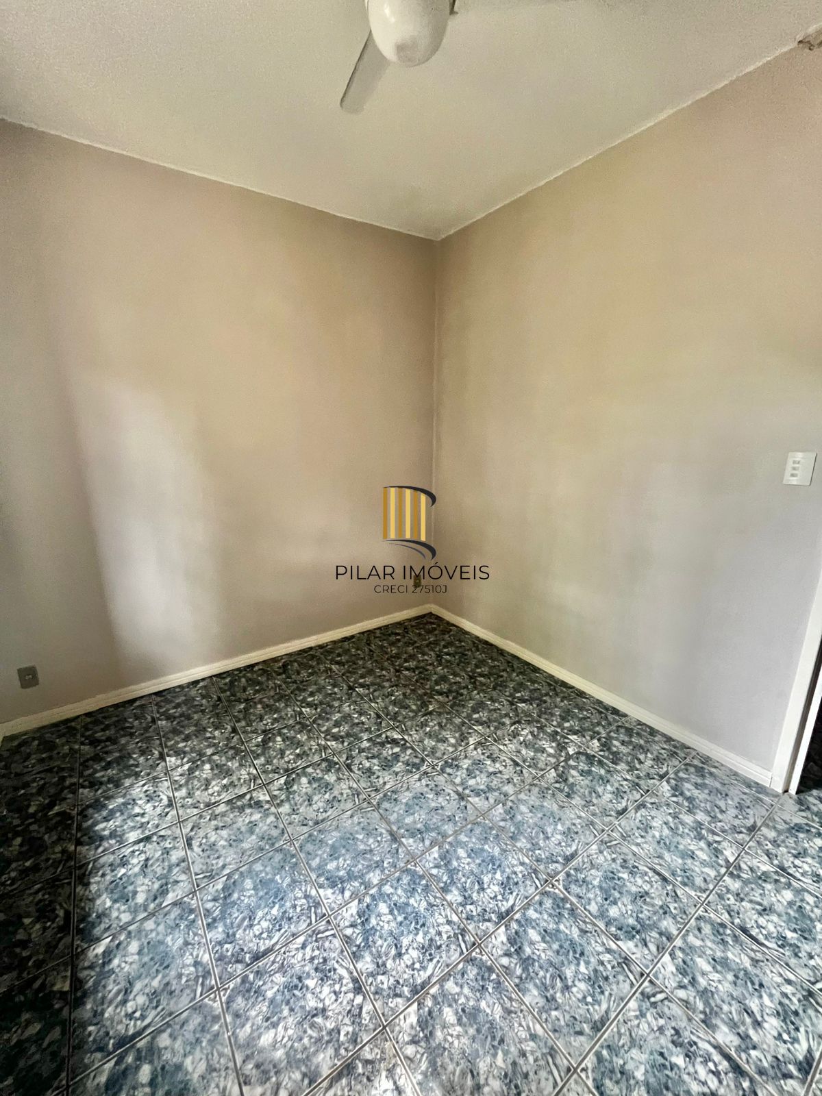 Apto térreo de 02 dorm, sala, banho, cozinha, reformado, com vaga de convenção