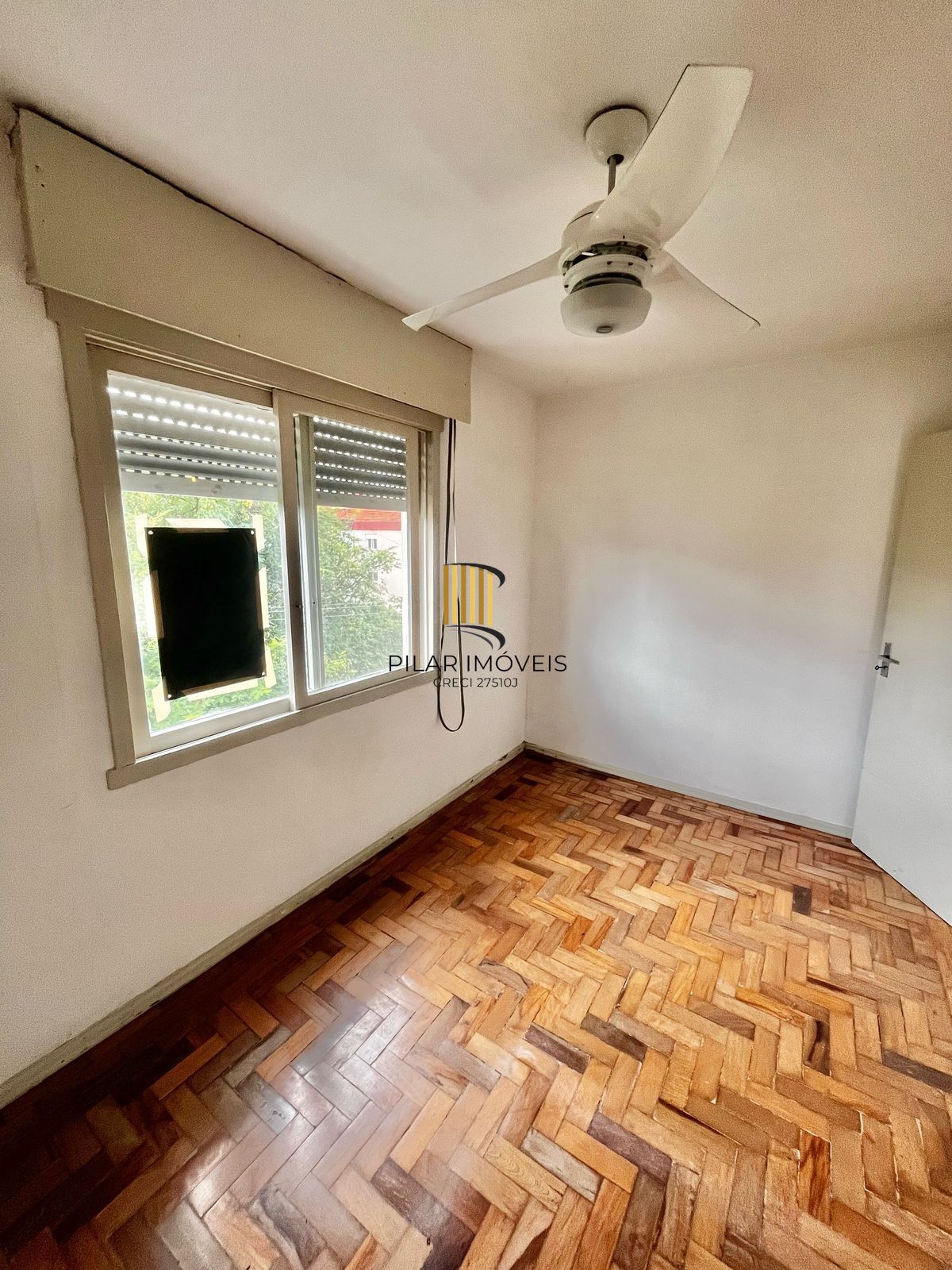 Apto de 01 dorm no Passo da Areia, sala, cozinha, banheiro e área.