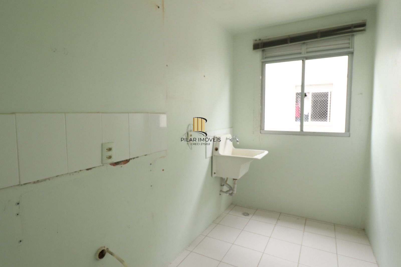 Vende ótimo apto de 02 dormitórios, 01 vaga, sol da manhã, Bairro Sarandi