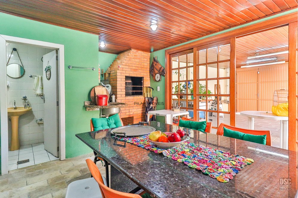 Casa 6 dormitórios no bairro Rubem Berta