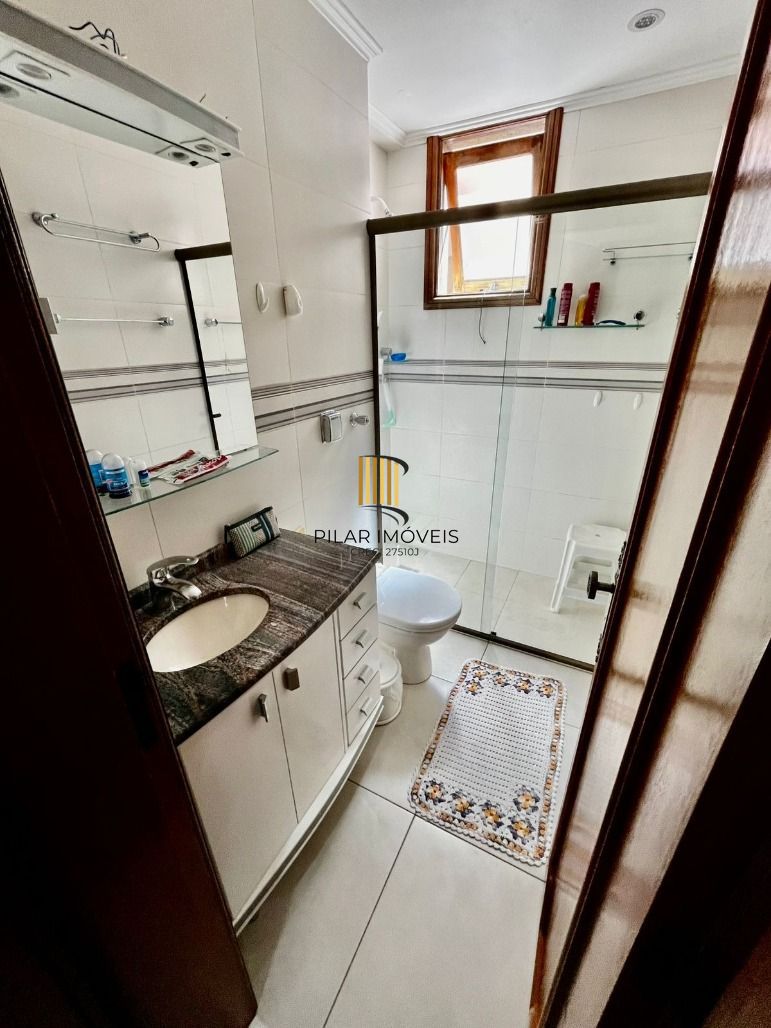 Apto no Passo da Areia de 03 dorm com suíte, sala com 02 ambientes e 01 vaga