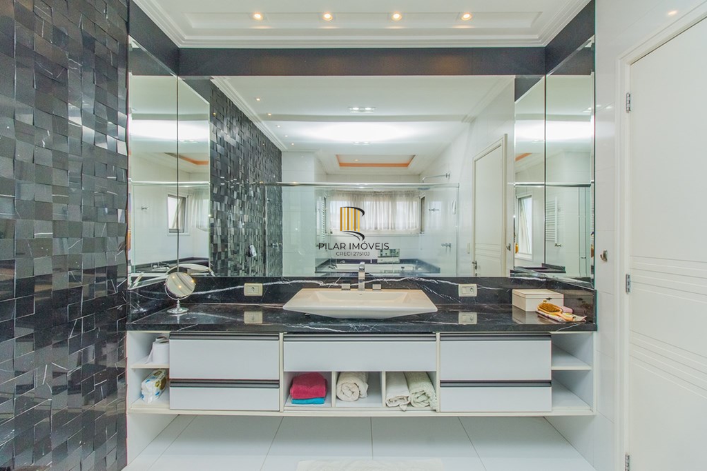 Casa 4 dormitórios no bairro Igara