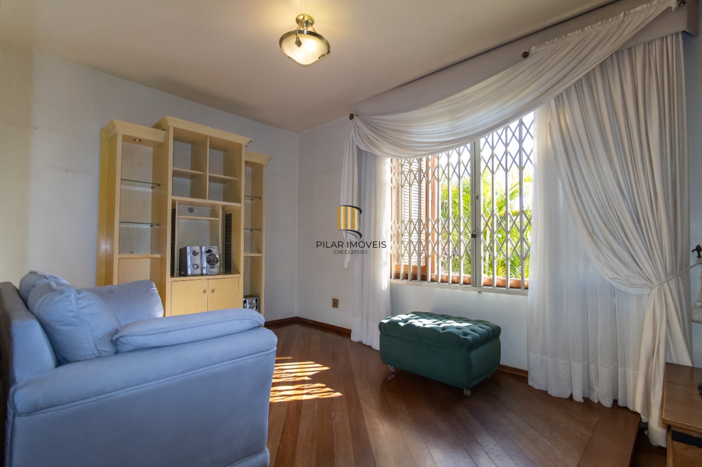 Casa 5 dormitórios no bairro Partenon