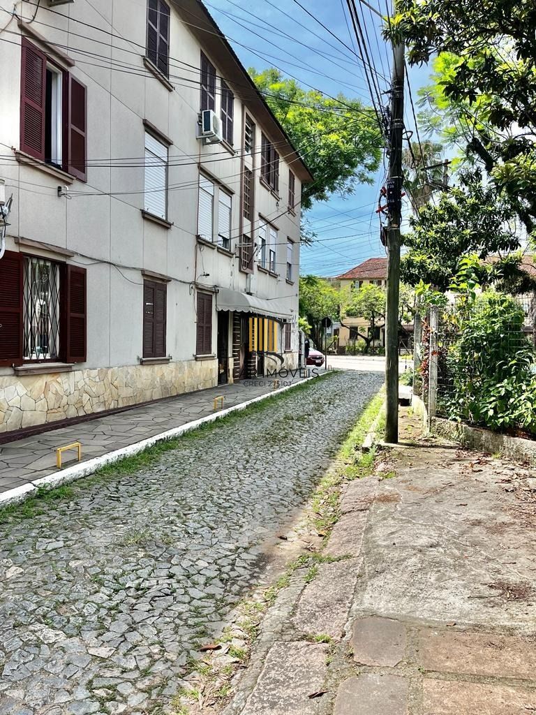 Vende-se apto térreo, com 03 dormitórios, sala com 02 ambientes