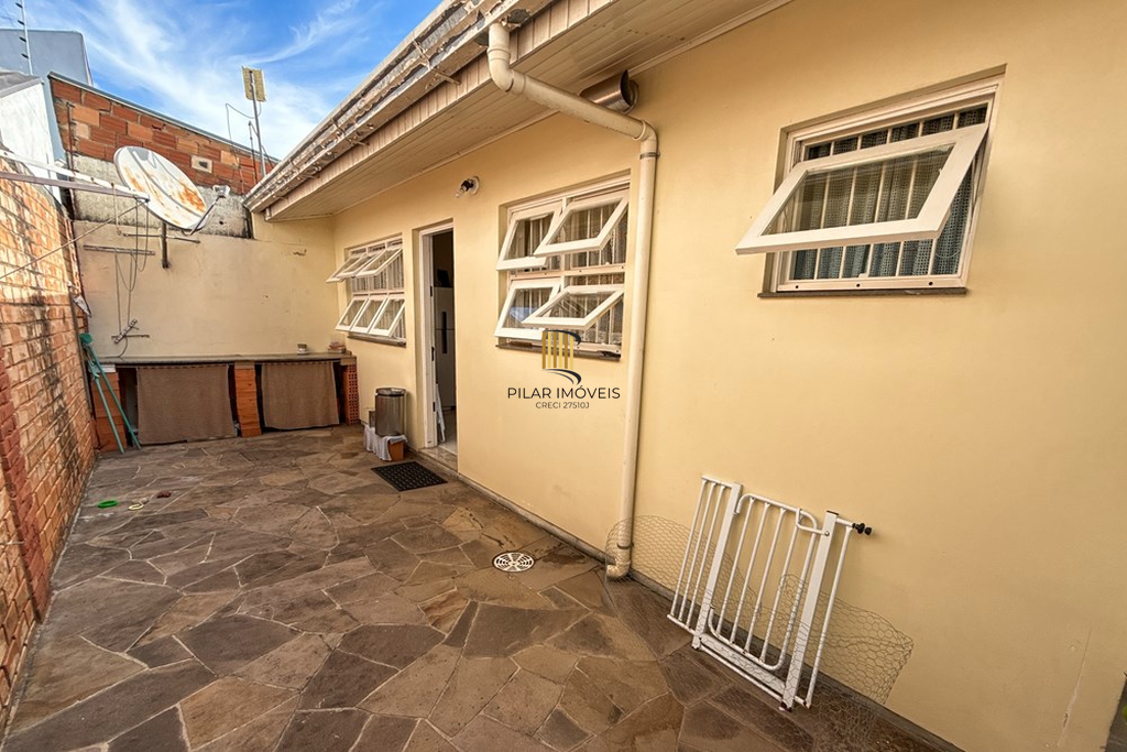 Casa 3 dormitórios no bairro Igara