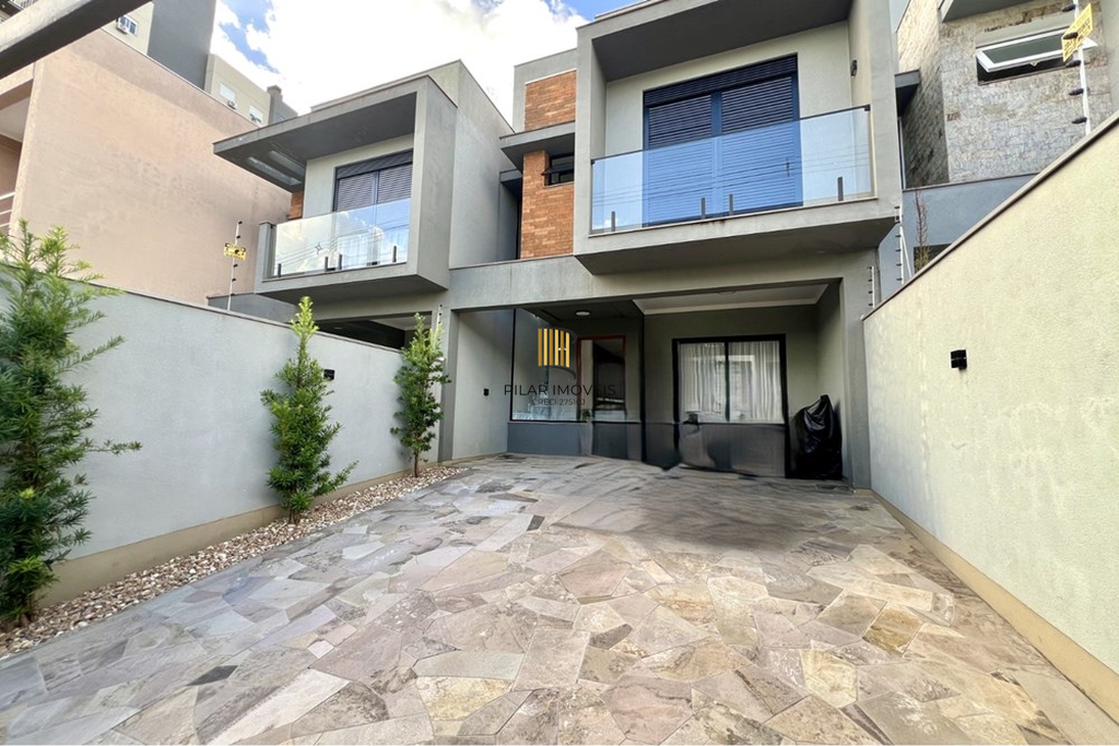 Casa 3 dormitórios no bairro Igara