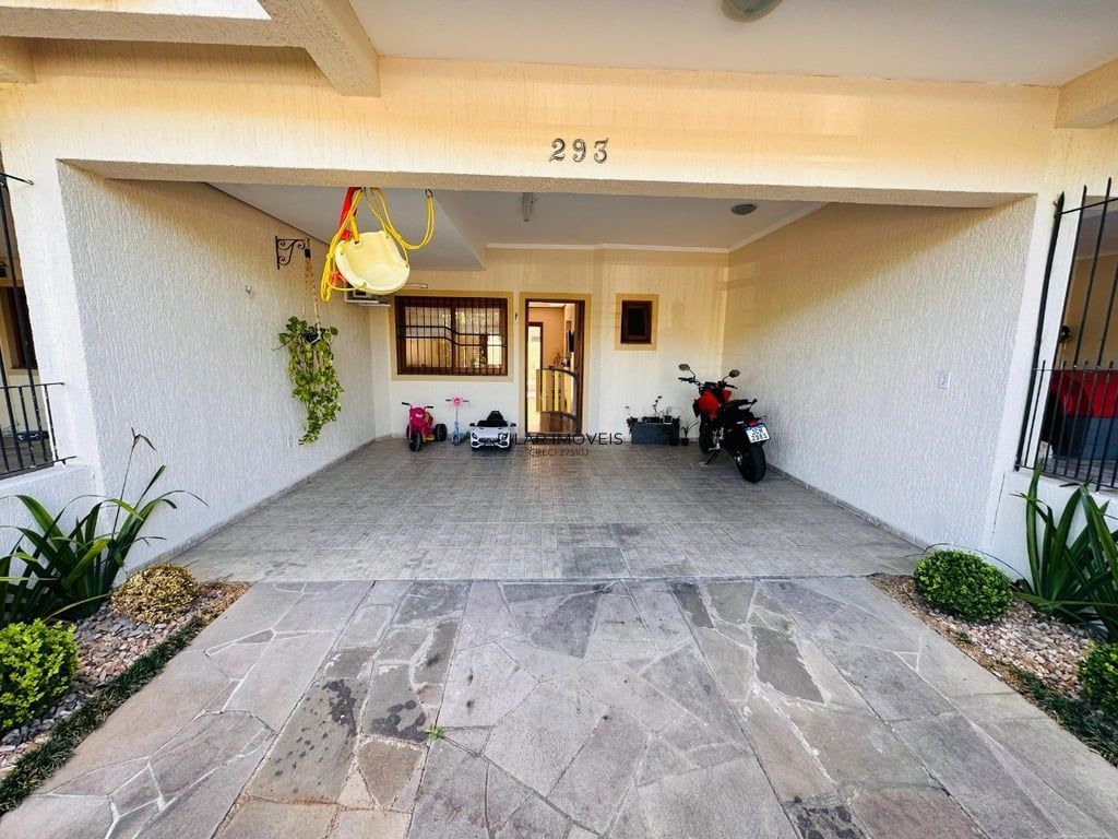 Casa 3 dormitórios no bairro Hípica