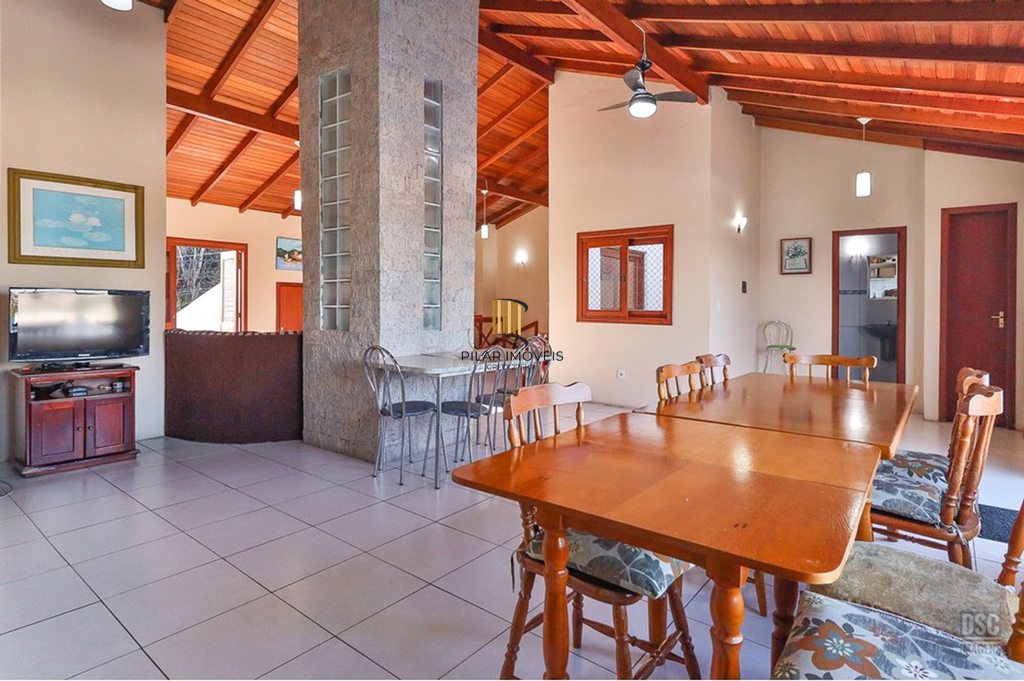 Casa 5 dormitórios no bairro Ipanema