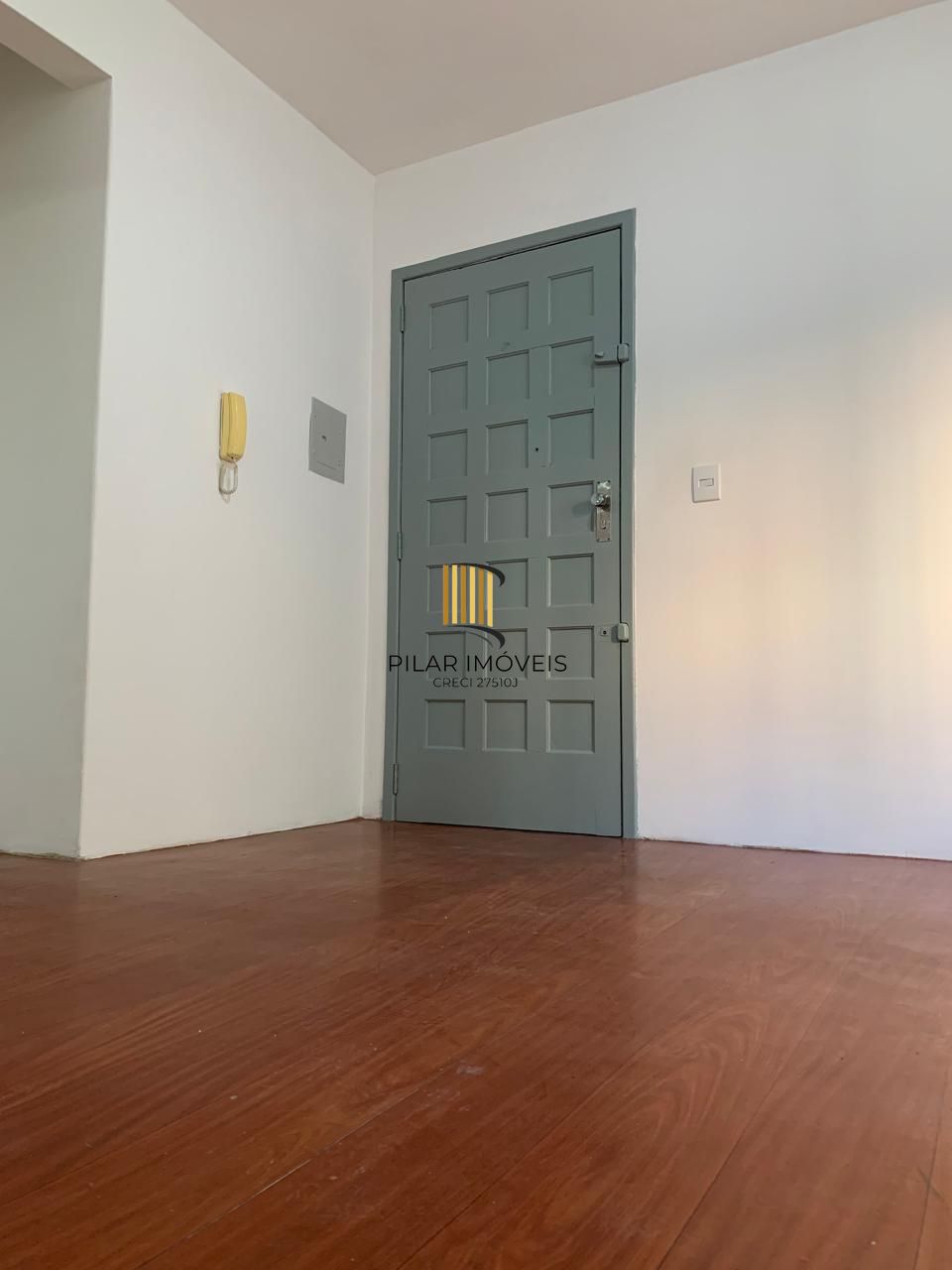 01 dormitório, na João Alfredo, Cidade Baixa, com 36 m2, 01 lance de escada