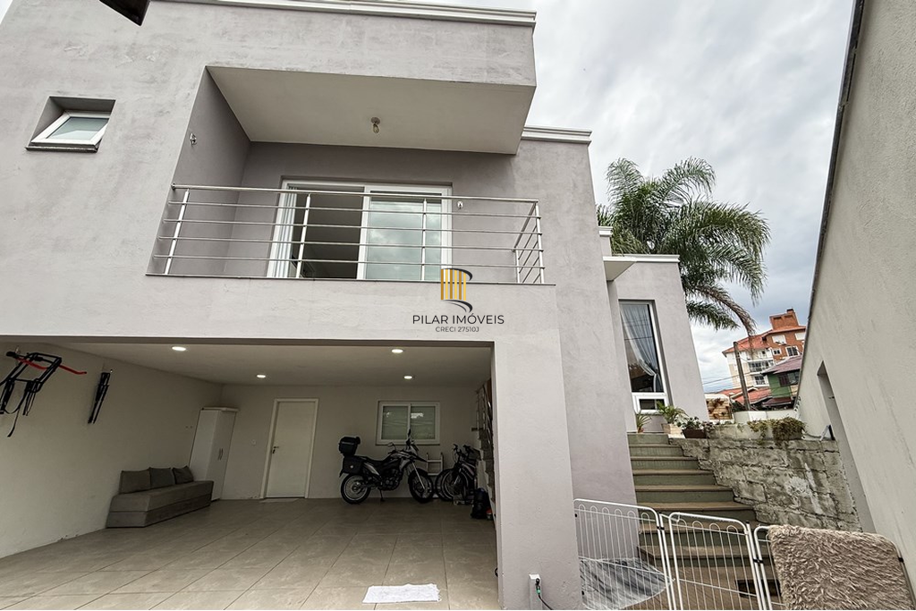 Casa 5 dormitórios no bairro Igara
