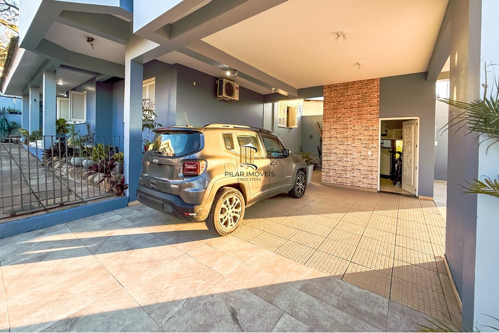 Casa 5 dormitórios no bairro Dihel