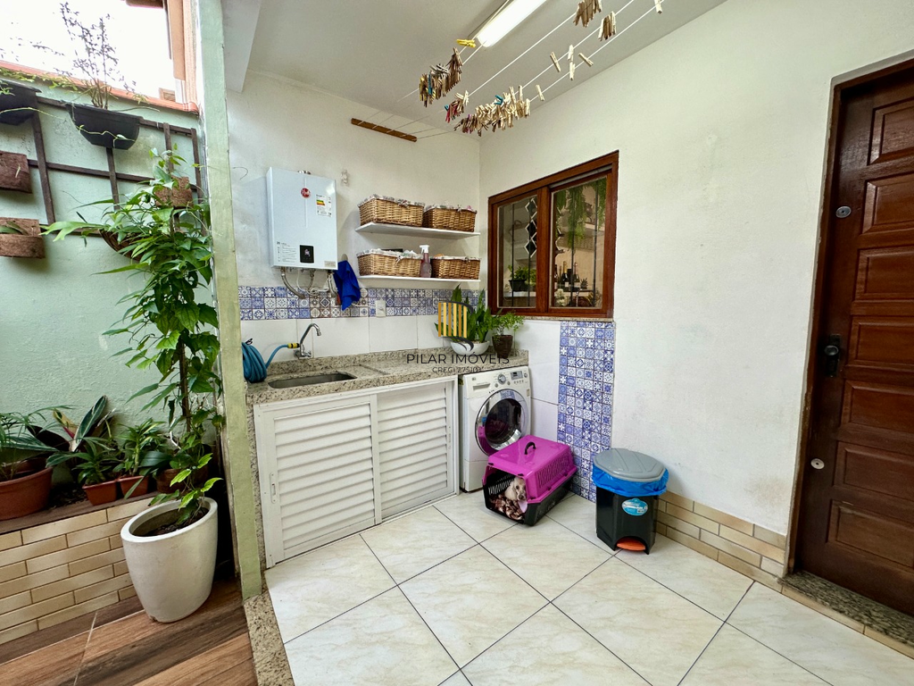 Casa 2 dormitórios no bairro Hípica