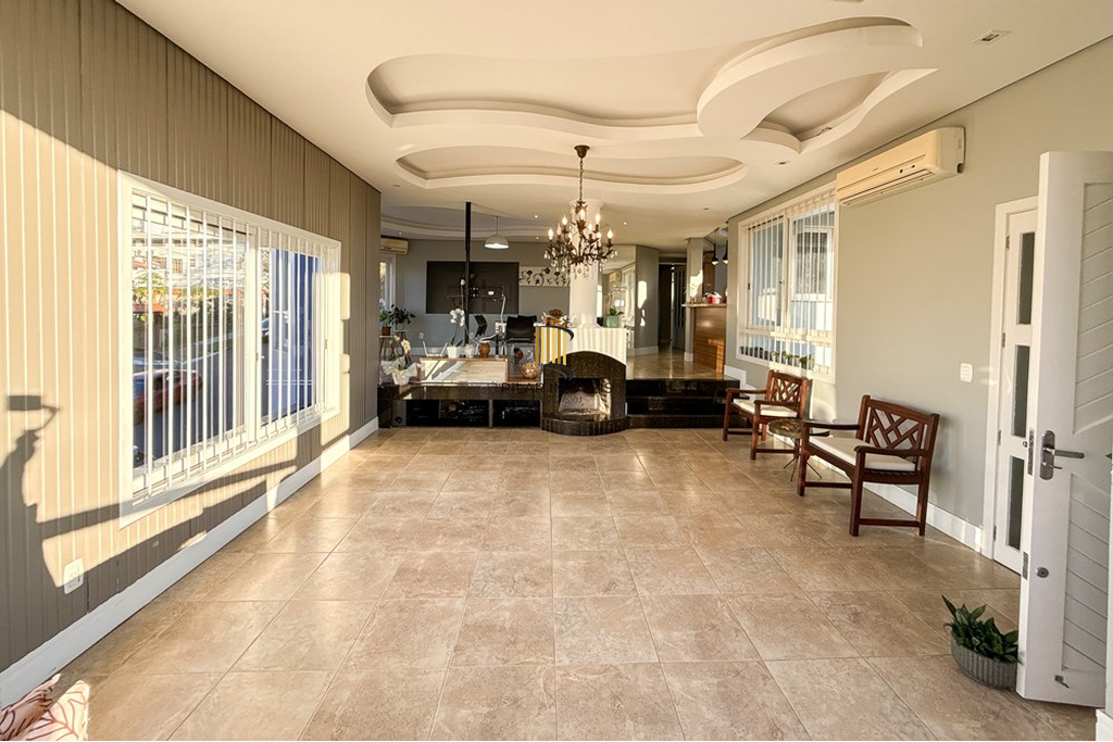 Casa 5 dormitórios no bairro Dihel