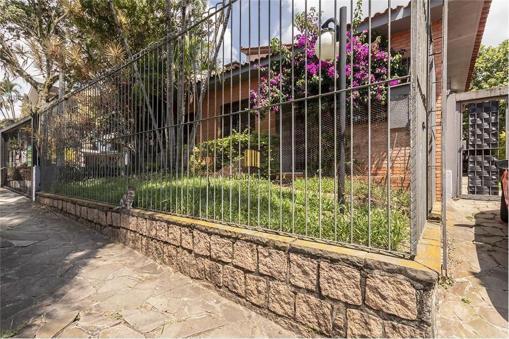 Casa 4 dormitórios no bairro Três Figueiras