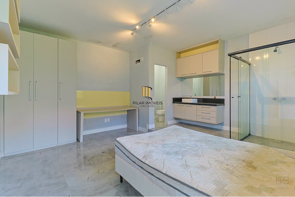 Casa 5 dormitórios no bairro Ipanema