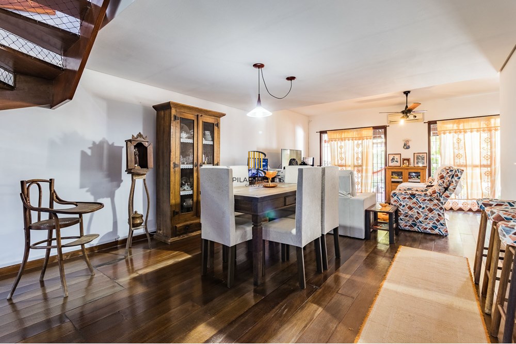 Casa 3 dormitórios no bairro Guarujá