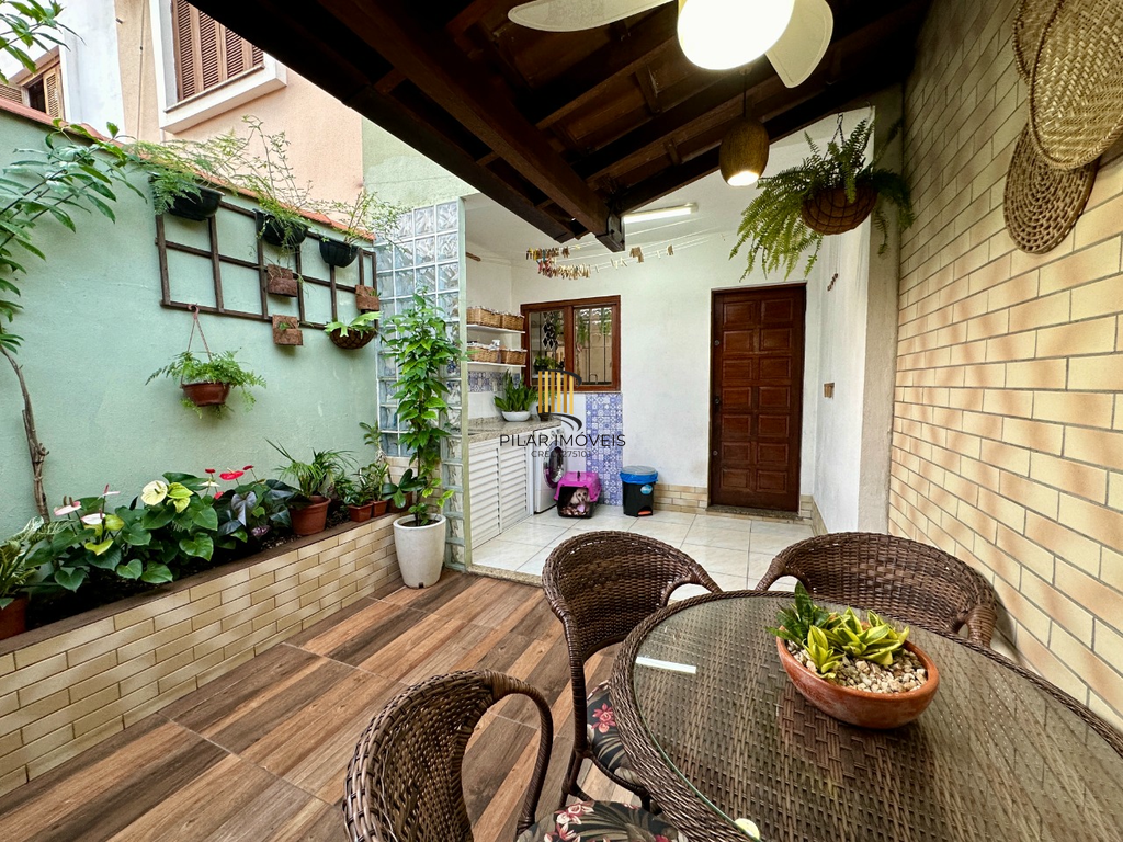 Casa 2 dormitórios no bairro Hípica