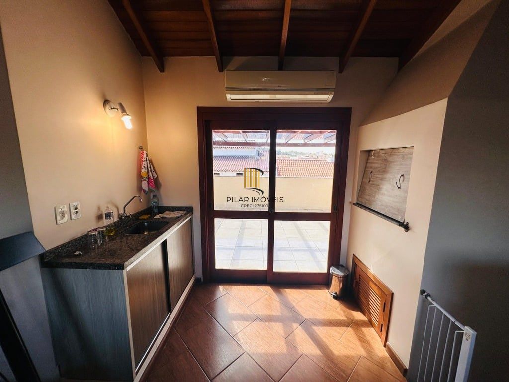 Casa 3 dormitórios no bairro Hípica
