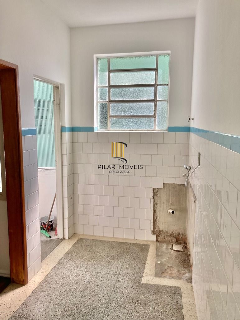 Apto de 02 dorm no Passo da Areia, de fundos, sol da manhã, 01 lance de escada