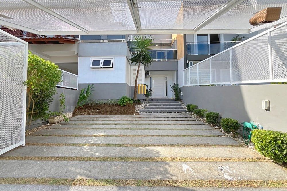 Casa 3 dormitórios no bairro Hípica
