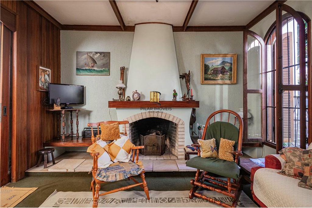 Casa 5 dormitórios no bairro Petrópolis