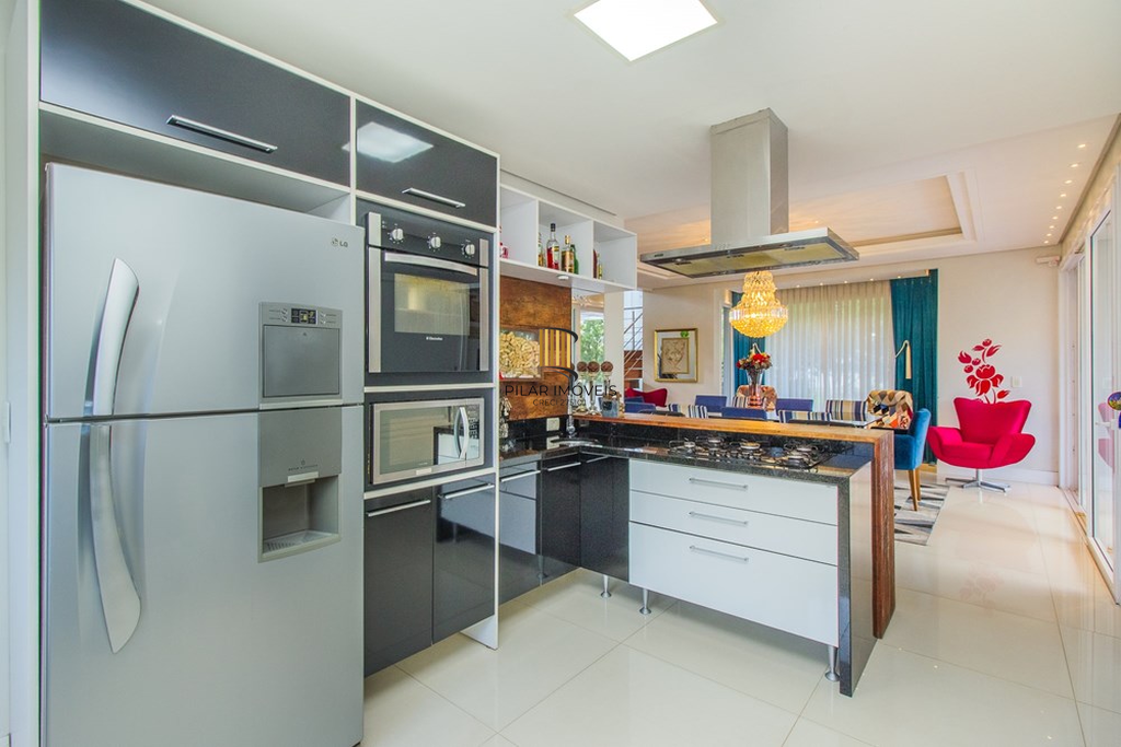 Casa 4 dormitórios no bairro Igara