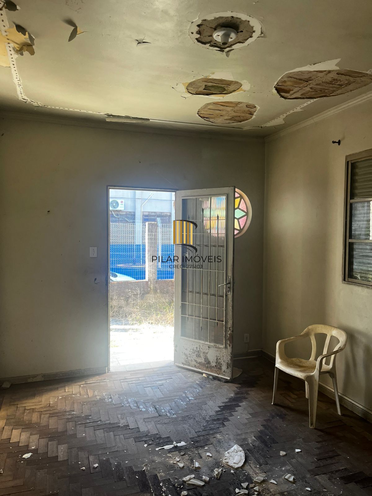 Casa no Passo da Areia, precisa reformas, terreno de 270 m²