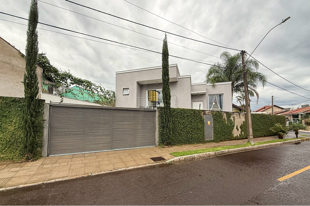 Casa 5 dormitórios no bairro Igara