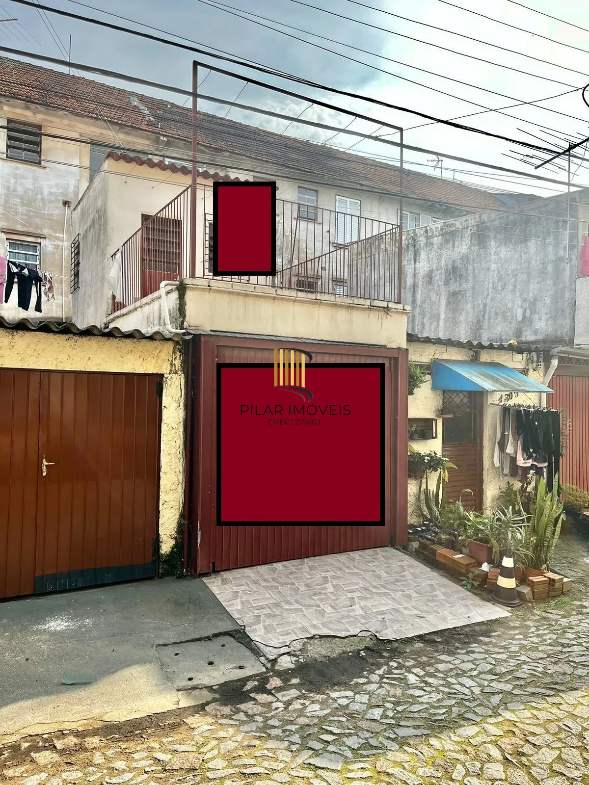 Apto térreo de 03 dorm, sala, banho, cozinha, reformado, com vaga de garagem.