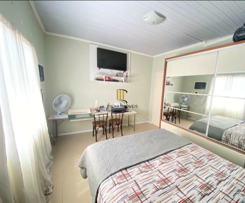 Casa 5 dormitórios no bairro Camaquã