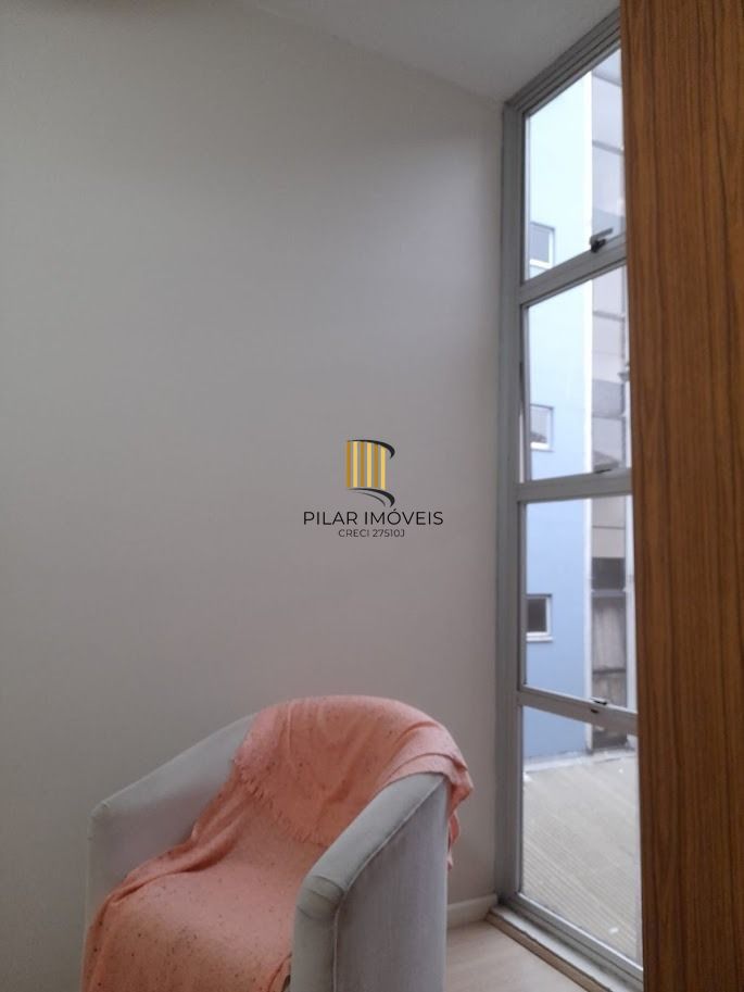 Vende apto de 02 dormitórios, sala, banheiro, cozinha e área de serviço