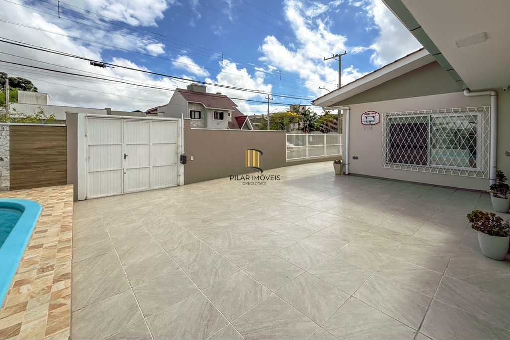 Casa 3 dormitórios no bairro Igara